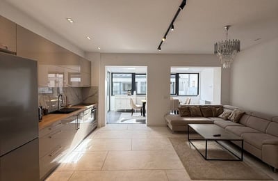 Miete einer geräumigen und hellen 4-Zimmer-Wohnung, 120 m², Vračar, Belgrad, Serbien